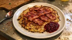 Uunissa paistettu lufsa: perunapannukakku pekonilla ja puolukkahillolla