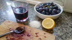 Kotitekoinen viinirypälesafti kattilassa – raikas saftipohja myös mocktaileihin