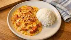 Falukorv-gratiini currylla ja sambalilla – mehevä uuniruoka 15 minuutissa