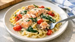 Yhden pannun lohi valkoviinikastikkeessa – kermaista arkeen ja vieraille