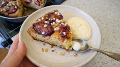 Mehevä luumukakku uunissa – helppo taikina ja rapea voipinta