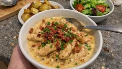 Kermainen kana-sinappipata valkoviinillä – rapea pekoni kruunaa annoksen