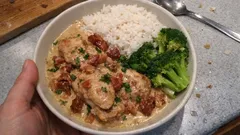 Kermainen kananreisipata pekonilla – hunaja-dijon tuo arkeen makua