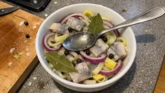 Kotitekoinen löksilli – napakat sipulit ja tasapainoinen makean‑hapan liemi (tekeytyy yön yli)