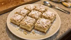 Vaniljaruudut pellillä – helppo murupohja ja mehevä rahkatäyte yhdellä paistolla