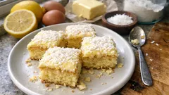 Silviakaka pellillä: mehevä pohja ja sitruunainen voikuorrute, joka onnistuu aina