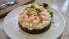 Juhlava katkarapuleivos tummasta leivästä – helppo smörgåsbakelse kotona