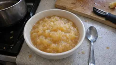 Kotitekoinen omenasose kattilassa – helppo perusohje ja makeus omalla maulla