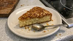 Pehmeä toscakakku rapsakalla mantelikuorrutteella – näin saat kullanruskean pinnan