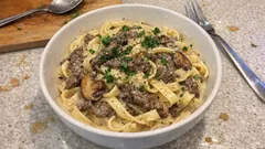 Kermainen lövbiff-pasta pippurikastikkeessa – täyteläinen arkiruoka nopeasti