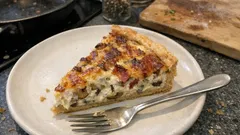 Kermainen kantarellipiirakka pekonilla – rapea pohja ja mehevä täyte