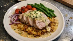 Provencelainen porsaan sisäfilee valkosipulivoilla – perunapedillä ja kermakastikkeella