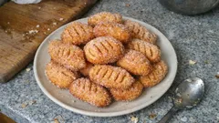 Rapeat anisleivät rasvakeittimessä – helppo jouluherkku kahvin tai glögin kanssa