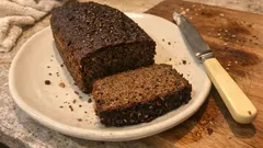 Lättbakad kavring piimästä – mehevä tumma leipä ilman hiivaa ja kohotusta