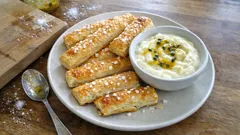 Lehtevät passiontikut uunissa – 10 minuutin lehtitaikinaherkku banaani-jogurttidipillä