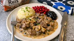 Syksyinen hirvipata katajanmarjoilla: paistetut sienet ja puolukka viimeistelevät