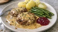 Mehevät jauhelihapihvit uunissa – kermainen sinappikastike timjamilla