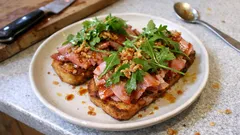 Rapeat kinkkutoastit hot honeylla – makea chili, paahdettu sipuli ja rucola