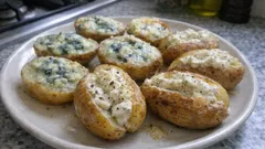 Jämäperunat uuniin: kaksi juustoista täytettä ja rapea pinta 15 minuutissa