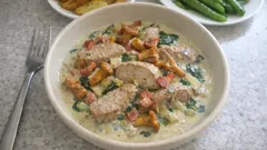 Kermainen porsaanfileepata pekonilla ja kantarelleilla – sinihomejuusto kruunaa