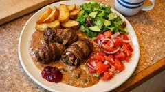 Naudanruladit pekonilla ja persiljalla – mehevä pääruoka yhdessä pannussa