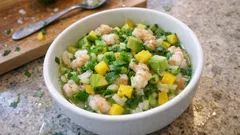 Raikas katkarapu-ceviche avokadolla ja mangolla – valmis ilman kypsennystä 20 minuutissa