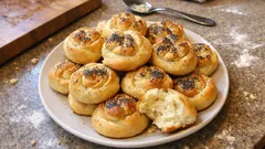 Pehmeät ruususämpylät unikonsiemenillä – kaunis muoto, helppo taikina