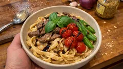 Kermainen lövbiff-pasta dijonilla – täyteläinen arki-illallinen nopeasti