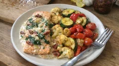 Kermainen lohi parmesaanikastikkeessa – aurinkokuivatut tomaatit tekevät tästä erityisen