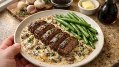 Valefilee uunissa: jauhelihaviipaleet kermakastikkeessa ja sienillä