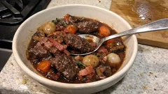 Burgundinpata pannulla – täyteläinen punaviinikastike ilman pitkää haudutusta