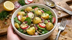 Varhaisperunasalaatti primööreillä – raikas lisuke dijon-sinappikastikkeella