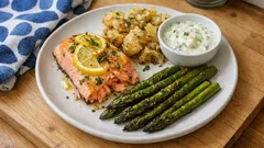 Sitruunabakad lohi ja krossad potatis – koko ateria yhdellä pellillä