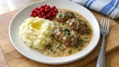 Villisian järpät kermakastikkeessa – mustaherukkahyytelö tekee kastikkeesta erityisen