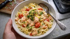 Kermainen lohipasta pannulla – sitruuna ja tilli tekevät kastikkeesta raikkaan