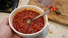 Makean tulinen tomaattichutney yhdestä kattilasta – täydellinen juustojen kaveri