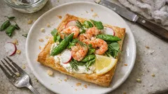 Rapea voitaikinapiirakka katkaravuilla – helppo kasata juuri ennen tarjoilua