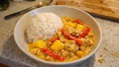 Kermainen kanacurry mangolla ja paprikalla – helppo arkipata riisin kanssa