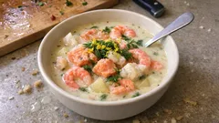 Kermainen kalakeitto katkaravuilla – sitruuna ja tilli tekevät siitä raikkaan