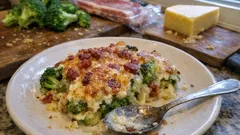 Broccoligratiini pekonilla – rapea pinta ja samettinen juustokastike uunissa