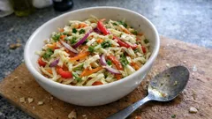 Viikkosalaatti valkokaalista – kuuma etikkaliemi tekee siitä rapsakan päiviksi