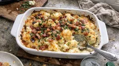 Kermainen kukkakaaligratiini pekonilla – yrttinen juustokastike ja rapea pinta