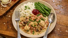 Kermainen kanapata sienillä ja pekonilla – täyteläinen arkiruoka yhdellä pannulla