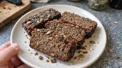 Nopea siemeninen ruisleipä ilman hiivaa – sekoita, kaada vuokaan ja paista