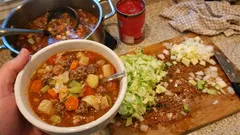 Tomaattinen jauheliha–kasviskeitto yhdestä kattilasta – helppo arkiruoka, joka lämmittää