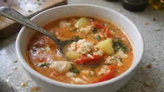 Kermainen tomaattinen kalakeitto yhdestä kattilasta – valmis yllättävän nopeasti