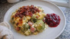 Ruusukaaligratiini joulukinkulla ja pekonilla – helppo uuniruoka puolukoilla