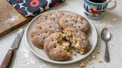 Pehmeät ruissihtileivät uunissa – litteä hiivaleipä, joka onnistuu aina