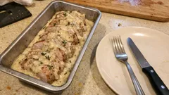 Mehevä porsaan ulkofilee kakkuvuoassa – kermainen valkosipuli‑timjamikastike