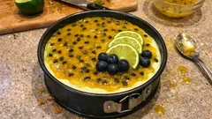 Uuniton limejuustokakku passionsitruskiilteellä – raikas ja helppo tehdä